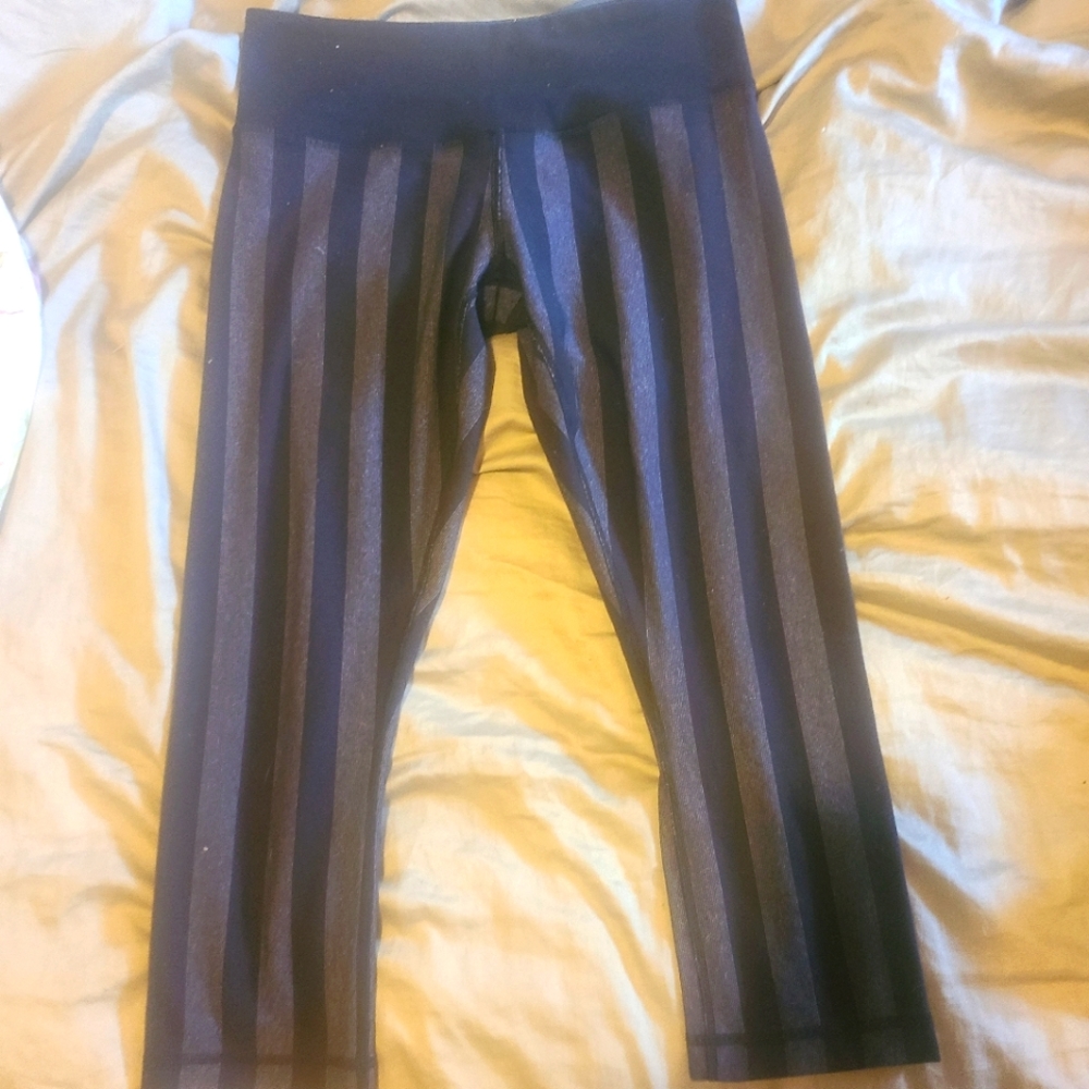 Lululemon capri sz 4 black and Grey striped